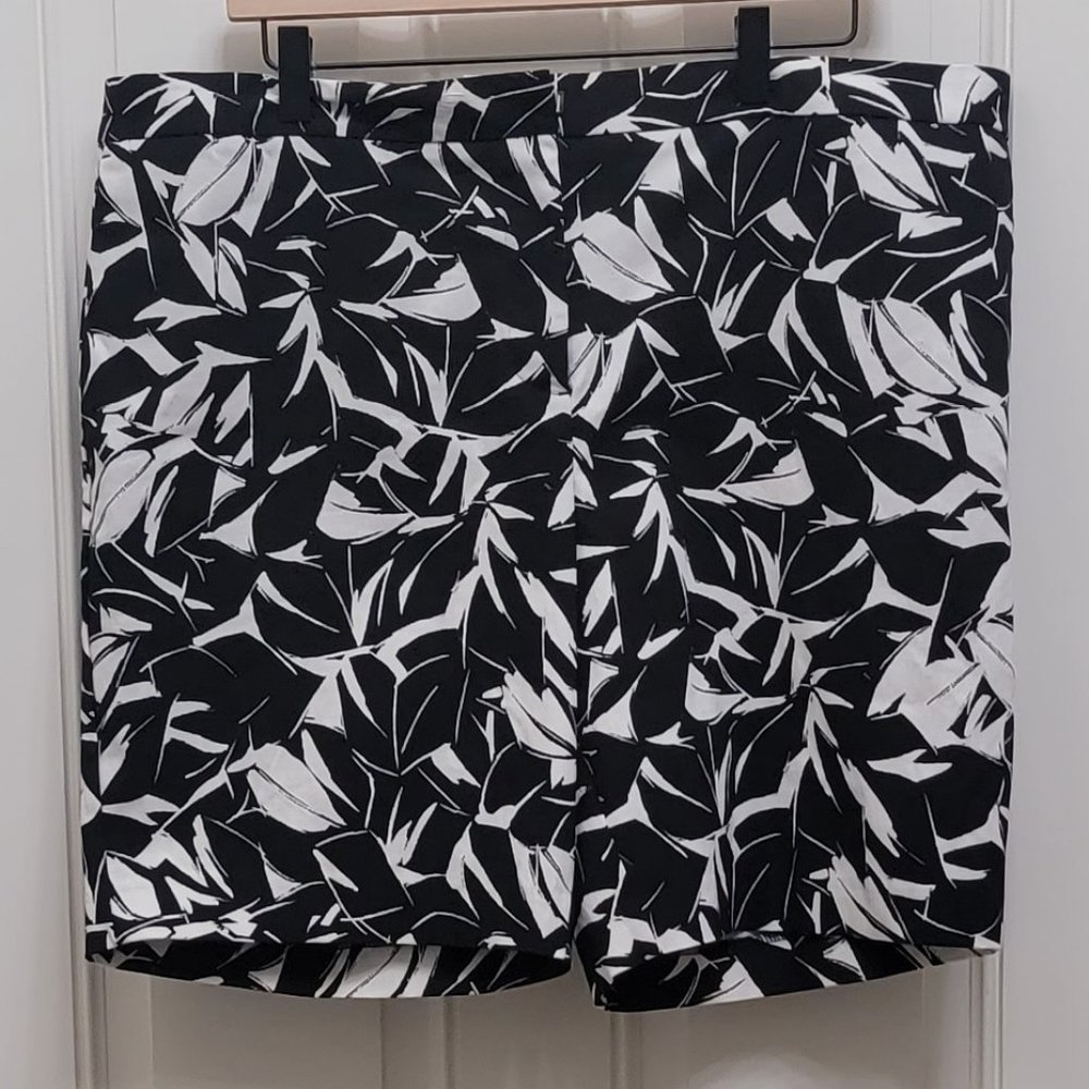 NEW with tags Mario Serrani Comfort Stretch Fabric Shorts W/ Tummy Control  16